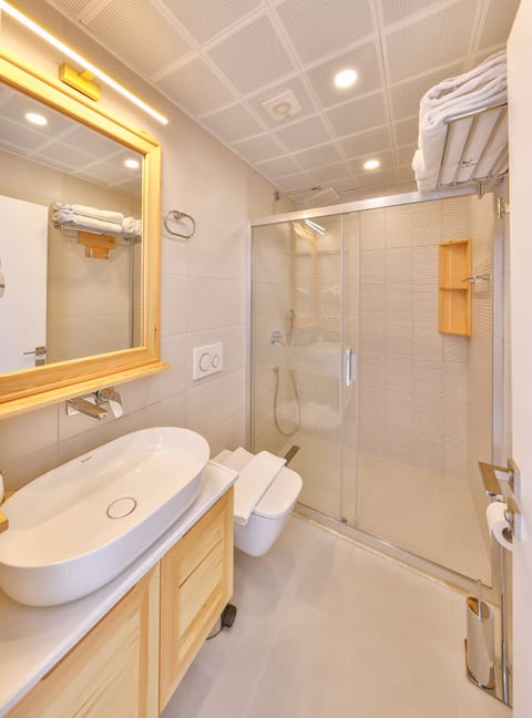 Deluxe Suit1 | Bathroom | Free toiletries, slippers, towels, soap