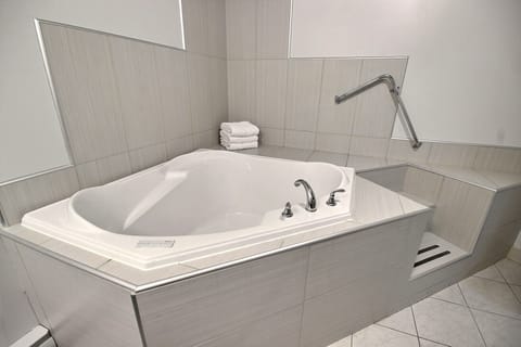 Suite, 1 King Bed, Whirlpool | Jetted tub