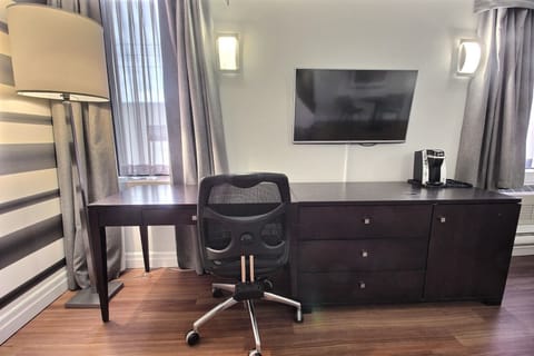 Deluxe Room | In-room business center