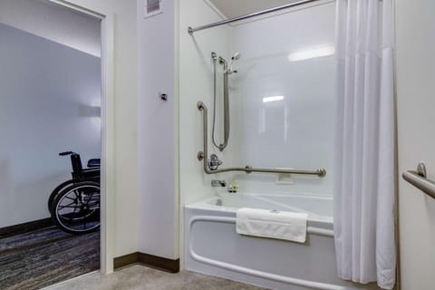 Combined shower/tub, free toiletries, hair dryer, towels