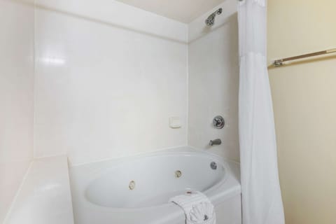 Suite, 1 King Bed with Sofa bed, Non Smoking, Jetted Tub | Bathroom | Free toiletries, hair dryer, towels