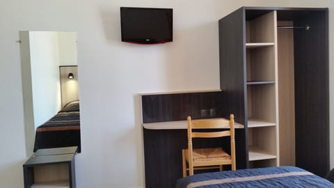 Family Room | Desk, cribs/infant beds, rollaway beds, free WiFi