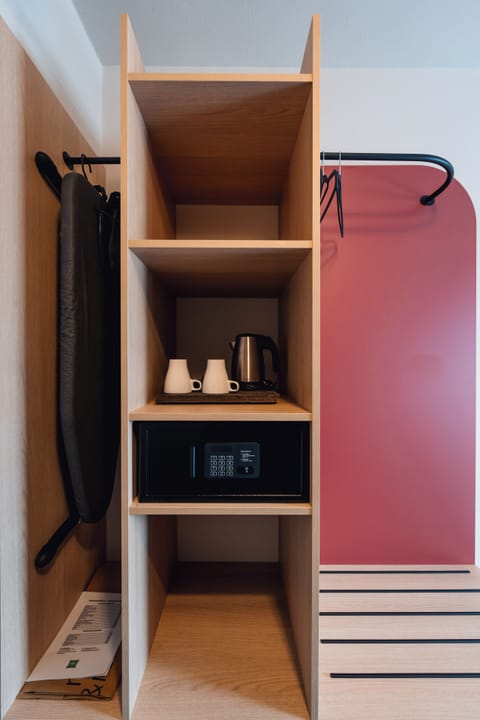 Hypo-allergenic bedding, in-room safe, iron/ironing board, free WiFi