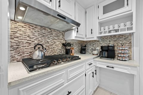 Coffee bar including a Keurig and a coffee maker