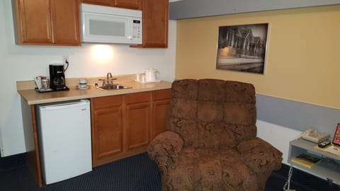 Suite, 1 Queen Bed, Non Smoking | Private kitchenette | Mini-fridge, microwave, coffee/tea maker