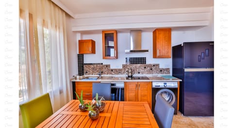 Comfort Apartment, 3 Bedrooms, Balcony, Sea View | Private kitchenette | Fridge, stovetop, cookware/dishes/utensils