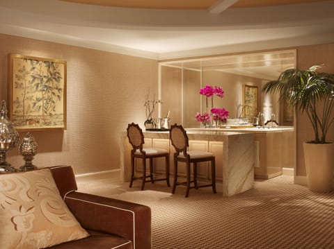 Encore Tower Suite Salon | Premium bedding, pillowtop beds, minibar, in-room safe