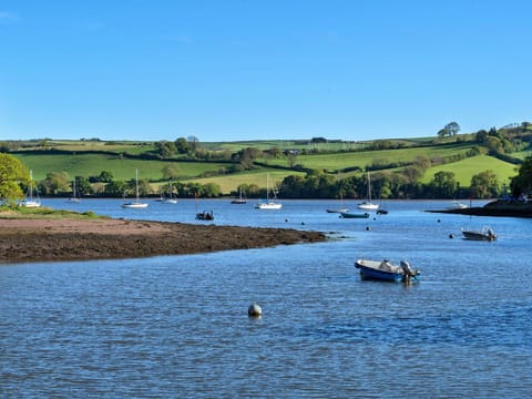 Boat, Water, Body Of Water, Watercraft, Boats And Boating--Equipment And Supplies, Waterway, Watercourse, Summer, Coastal And Oceanic Landforms, Coast