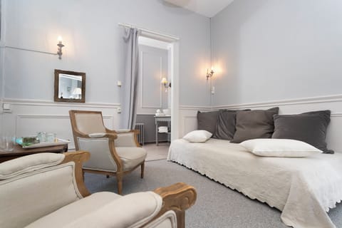 Suite (Médicis) | Iron/ironing board, free WiFi, bed sheets
