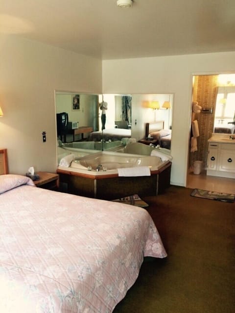 Honeymoon Suite, 1 Queen Bed | Jetted tub