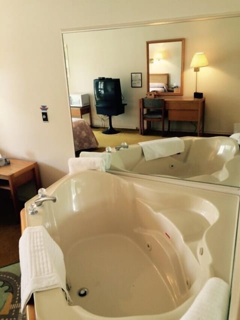 Honeymoon Suite, 1 Queen Bed | Jetted tub