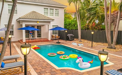 From sunrise dips to evening swims, enjoy your own heated pool in a tropical backyard oasis. A family-friendly retreat close to beaches, dining, and marinas. #LuxuryVacationRental #FamilyStay