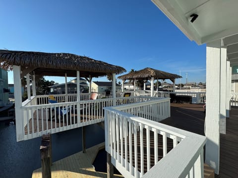 Entire upper deck is enclosed with a sturdy gate, great for kids and dogs!