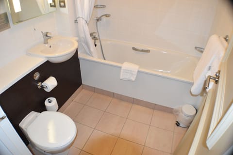 Standard Suite, 1 King Bed | Bathroom | Hair dryer, towels, soap, shampoo