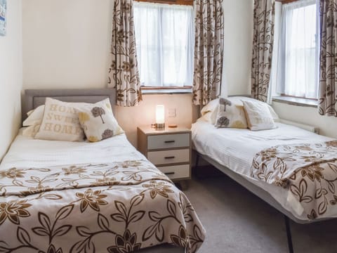 Twin bedroom | Clover - Tregolls Farm Cottages, St Breock