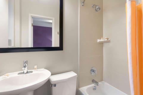 Executive Room, 1 King Bed, Non Smoking | Bathroom | Hair dryer, towels