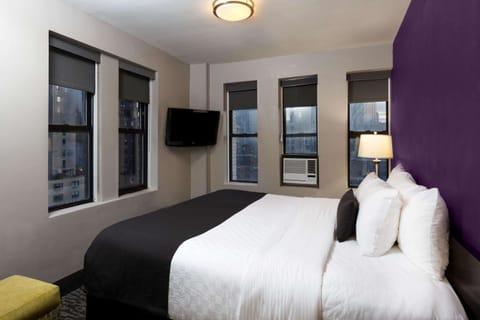 Executive Room, 1 King Bed, Non Smoking | In-room safe, blackout drapes, iron/ironing board