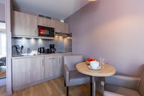 Studio 2 people | Private kitchen | Fridge, microwave, stovetop, dishwasher