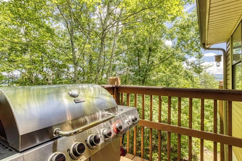 Cabin in Wears Valley "Heavenly Gaze" - Gas grill on back deck