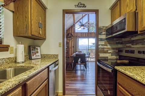 Cabin with a View in Wears Valley "Heavenly Gaze" - Kitchen and dining room