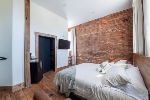 Blackout drapes, free WiFi