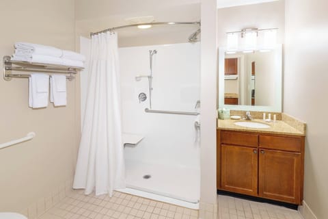 Combined shower/tub, hair dryer, towels