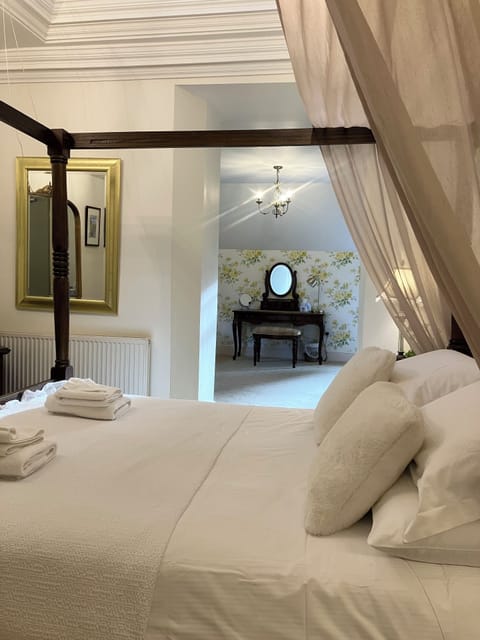 Suite (Jacobean) | Hypo-allergenic bedding, Select Comfort beds, desk, blackout drapes