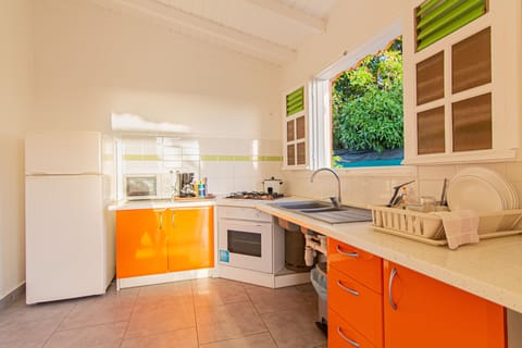 Bungalow | Private kitchen | Microwave, coffee/tea maker, cookware/dishes/utensils