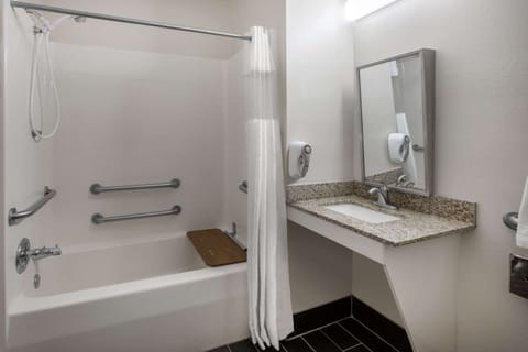 Combined shower/tub, hair dryer, towels