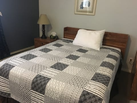 Deluxe Room, 1 Queen Bed, Mountain View | Desk, free WiFi, bed sheets