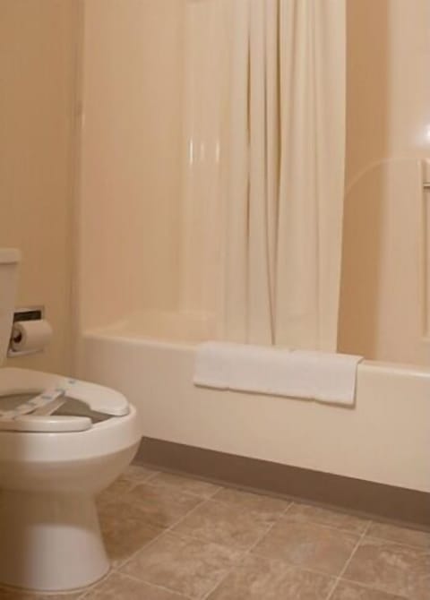 Classic Double Room | Bathroom | Combined shower/tub, free toiletries, hair dryer, towels
