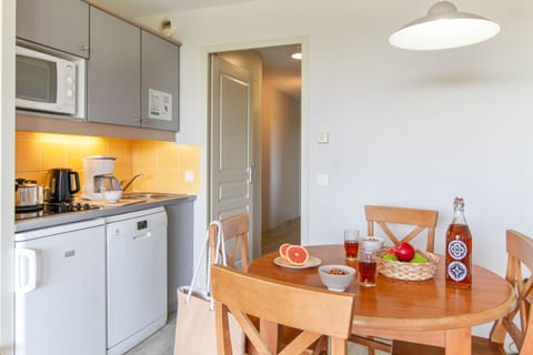 Apartment 5 people - 1 bedroom - Terrace or balcony | Private kitchenette | Fridge, microwave, stovetop, coffee/tea maker