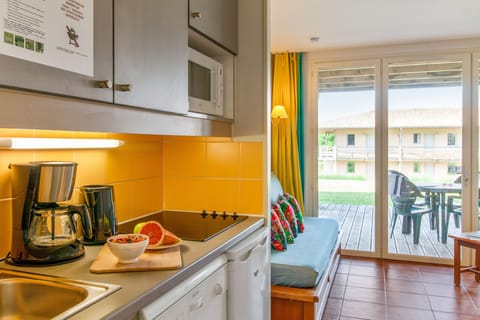 Studio 5 people - 1 sleeping alcove - Terrace or balcony | Private kitchenette | Fridge, microwave, stovetop, coffee/tea maker