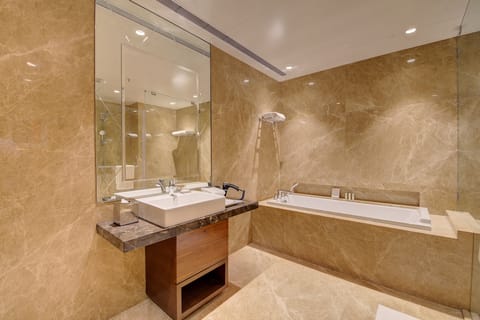 Presidential Suite | Bathroom | Shower, rainfall showerhead, free toiletries, towels