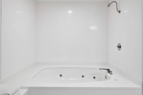 Suite, 1 King Bed, Non Smoking, Jetted Tub | Bathroom | Free toiletries, hair dryer, towels