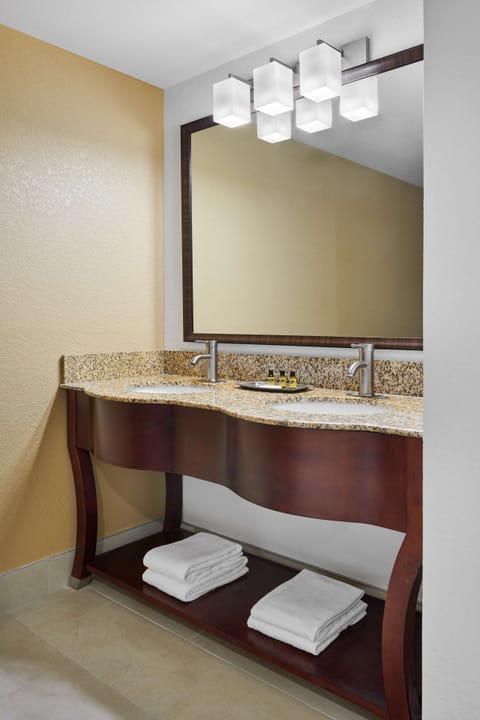 Suite, 1 King Bed, Non Smoking, Jetted Tub | Bathroom | Free toiletries, hair dryer, towels