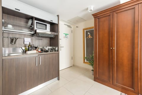 Deluxe Studio, 1 King Bed | Private kitchen | Espresso maker