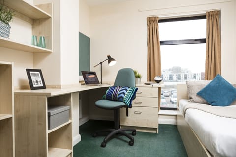 Single Room | Desk, laptop workspace, iron/ironing board, free WiFi