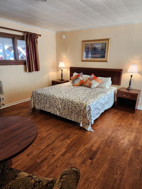 Signature Room | Iron/ironing board, bed sheets