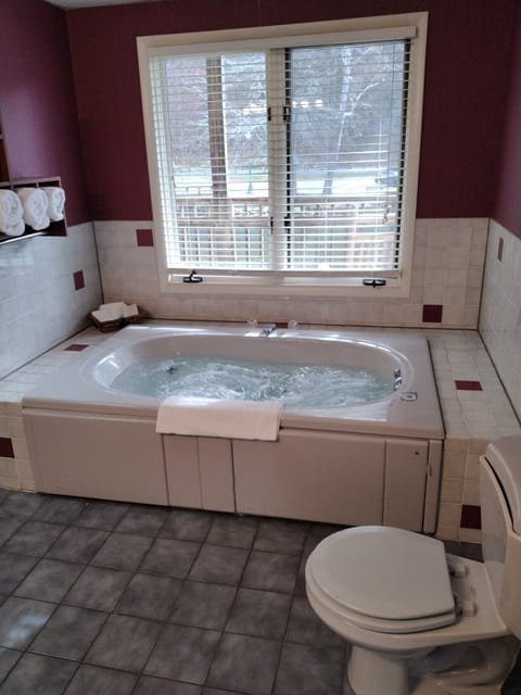Comfort Single Room, 1 King Bed, Jetted Tub | Bathroom | Combined shower/tub, hair dryer, towels