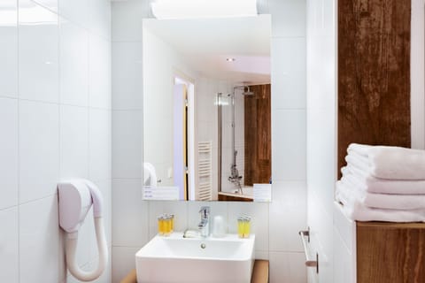 Bathtub, free toiletries, hair dryer, towels