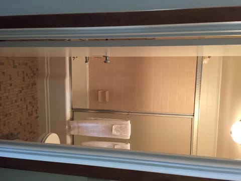 Combined shower/tub, free toiletries, towels