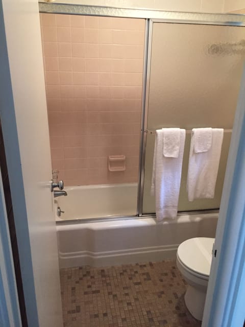 Standard Room, 1 King Bed | Bathroom | Combined shower/tub, free toiletries, towels
