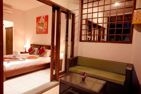 Minibar, desk, cribs/infant beds, rollaway beds