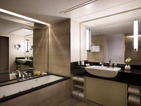 Executive Suite | Bathroom | Separate tub and shower, hair dryer, bathrobes, slippers