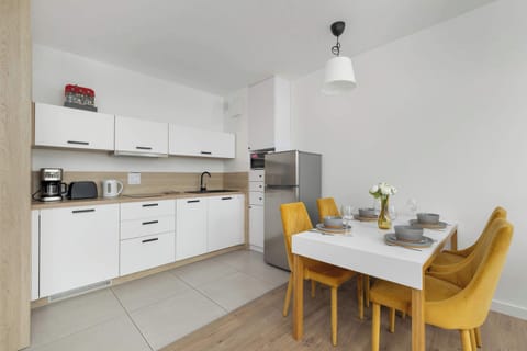 The living room with a kitchenette combines modernity with convenience - there is a dining table and stylish kitchen furniture that blends perfectly with the rest of the interior.