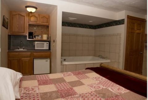 Suite, Private Bathroom (Forest Jacuzzi Suite) | Bathroom | Bathtub, free toiletries, hair dryer, towels