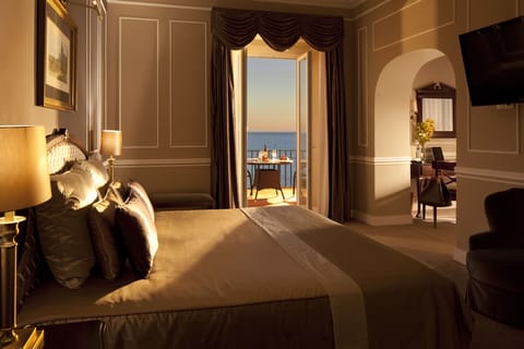 Superior Room, 1 King Bed, Sea View | Minibar, in-room safe, desk, soundproofing