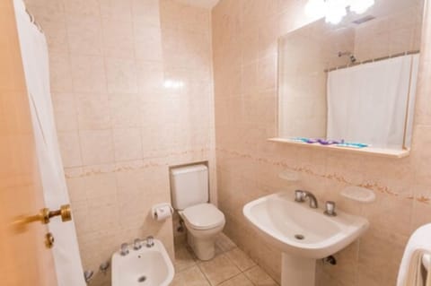 Combined shower/tub, free toiletries, hair dryer, towels