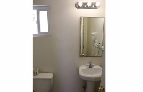 Combined shower/tub, free toiletries, towels